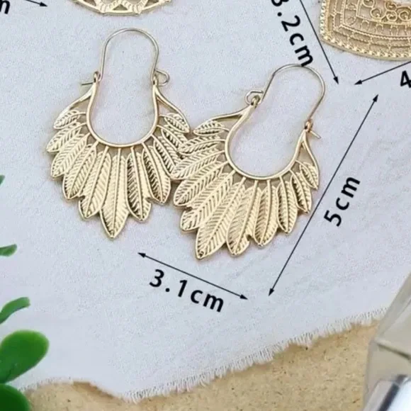 ✨ Gold Hoop Earrings ✨ - Picture 2 of 4